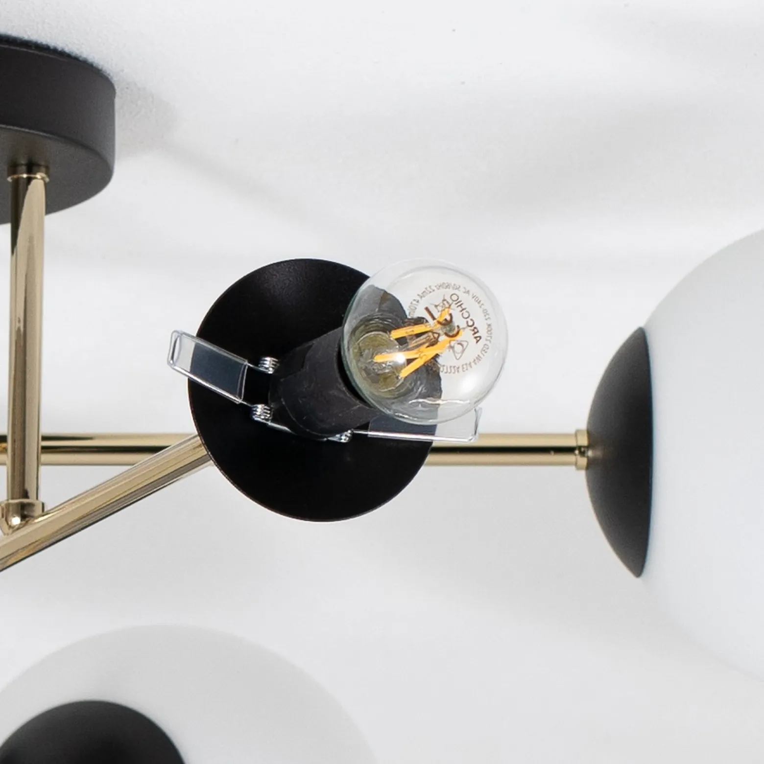 Deckenleuchte Magnum, 6-flg., opalweiß/gold/schwarz, Glas