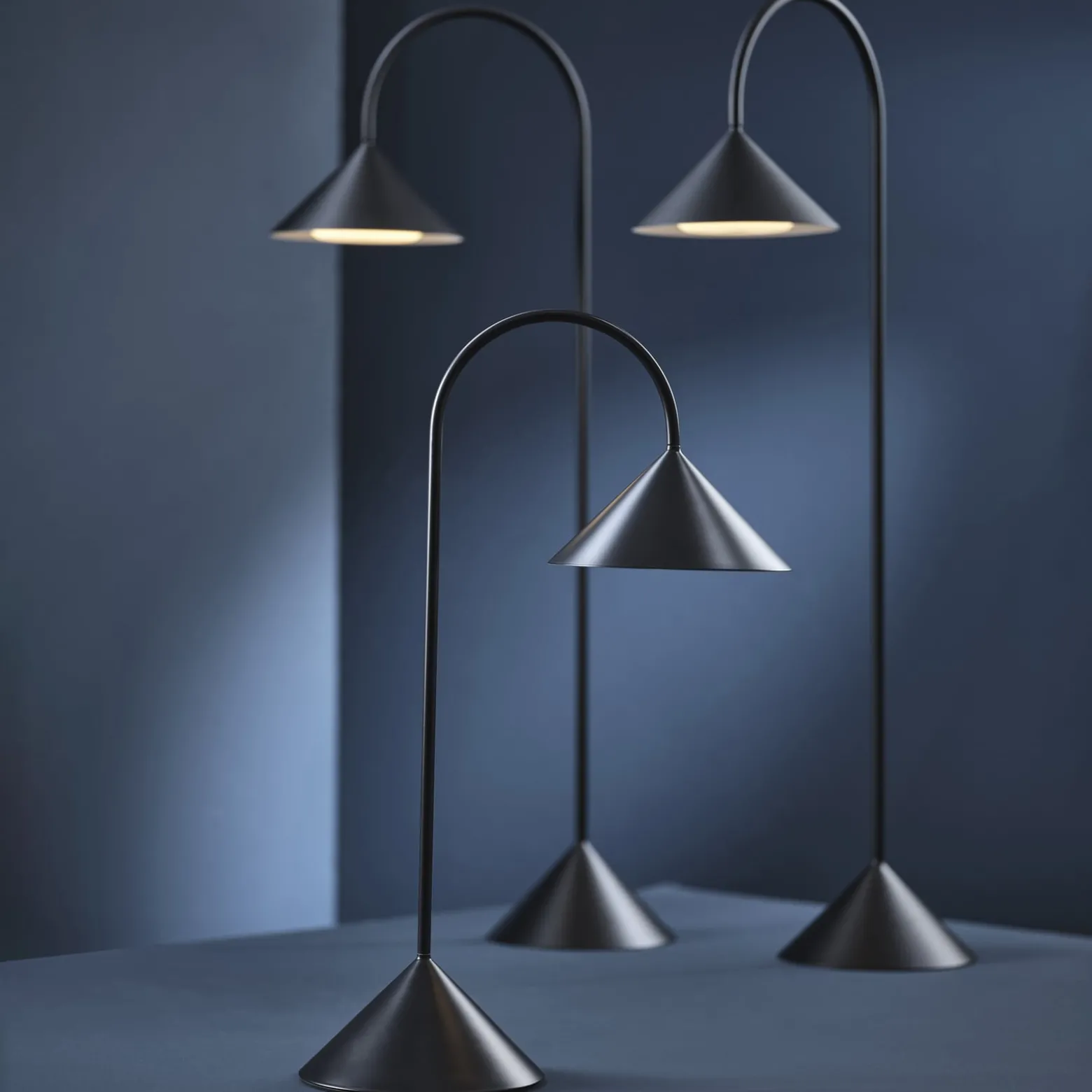 FRANDSEN LED-Akku-Stehlampe Grasp, schwarz, 72 cm, Metall
