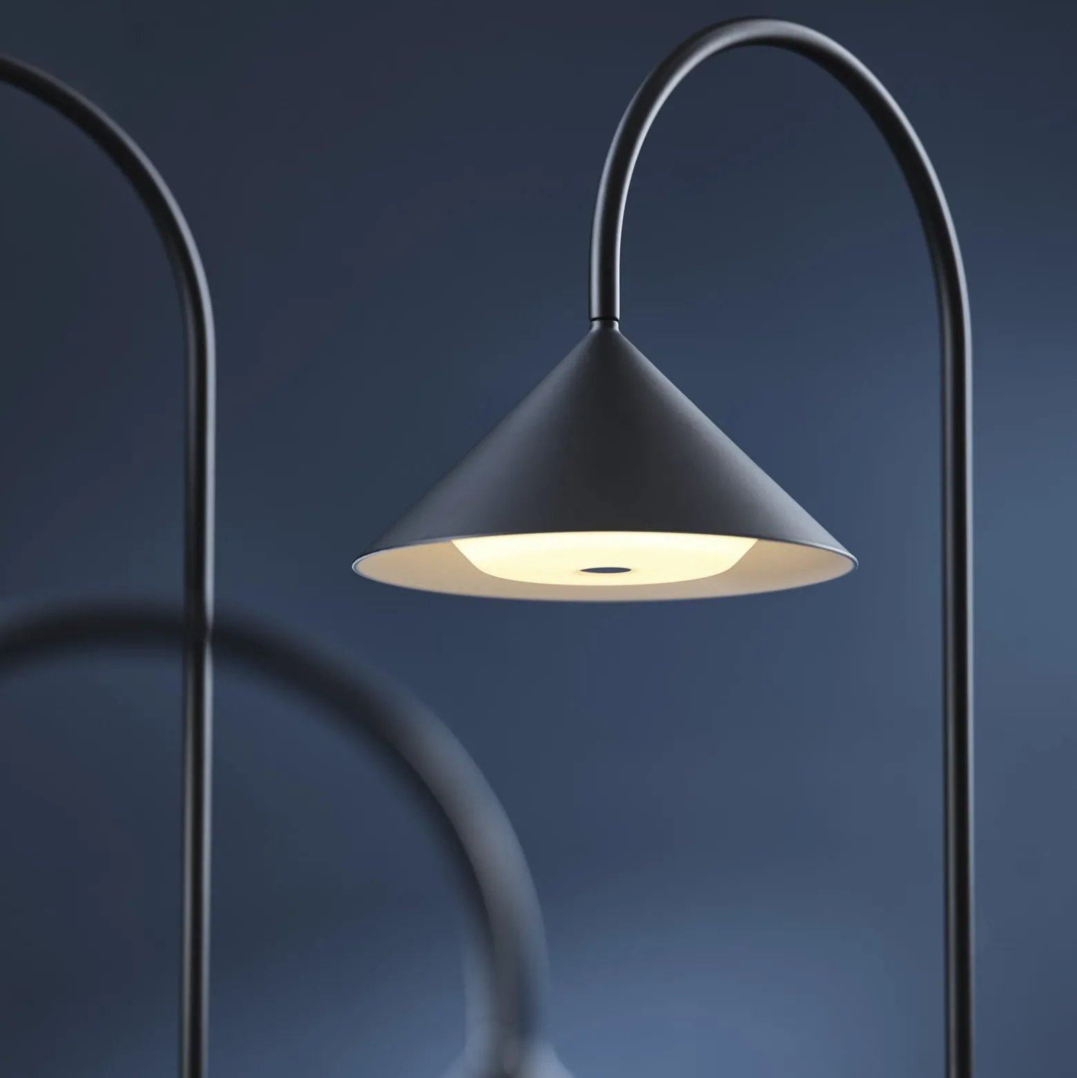 FRANDSEN LED-Akku-Stehlampe Grasp, schwarz, 72 cm, Metall