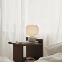 GEJST LED-Akku-Tischlampe Meemo, Marmor weiß, Glas, USB
