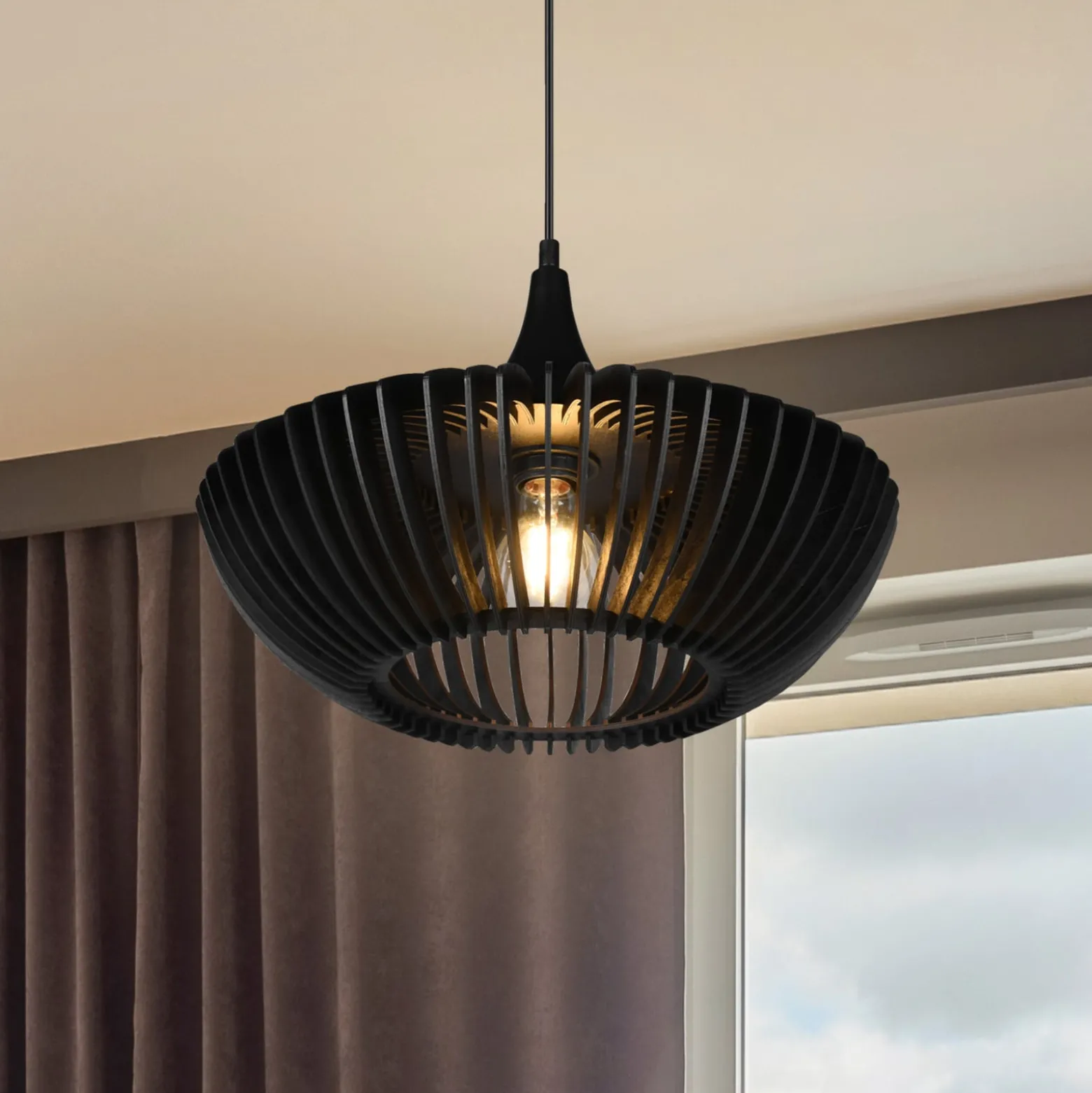 Hängelampe Colino aus Holzlamellen, schwarz