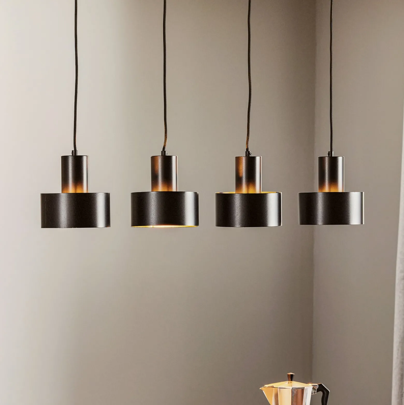 Hängeleuchte Rif 4, linear vierflammig, schwarz