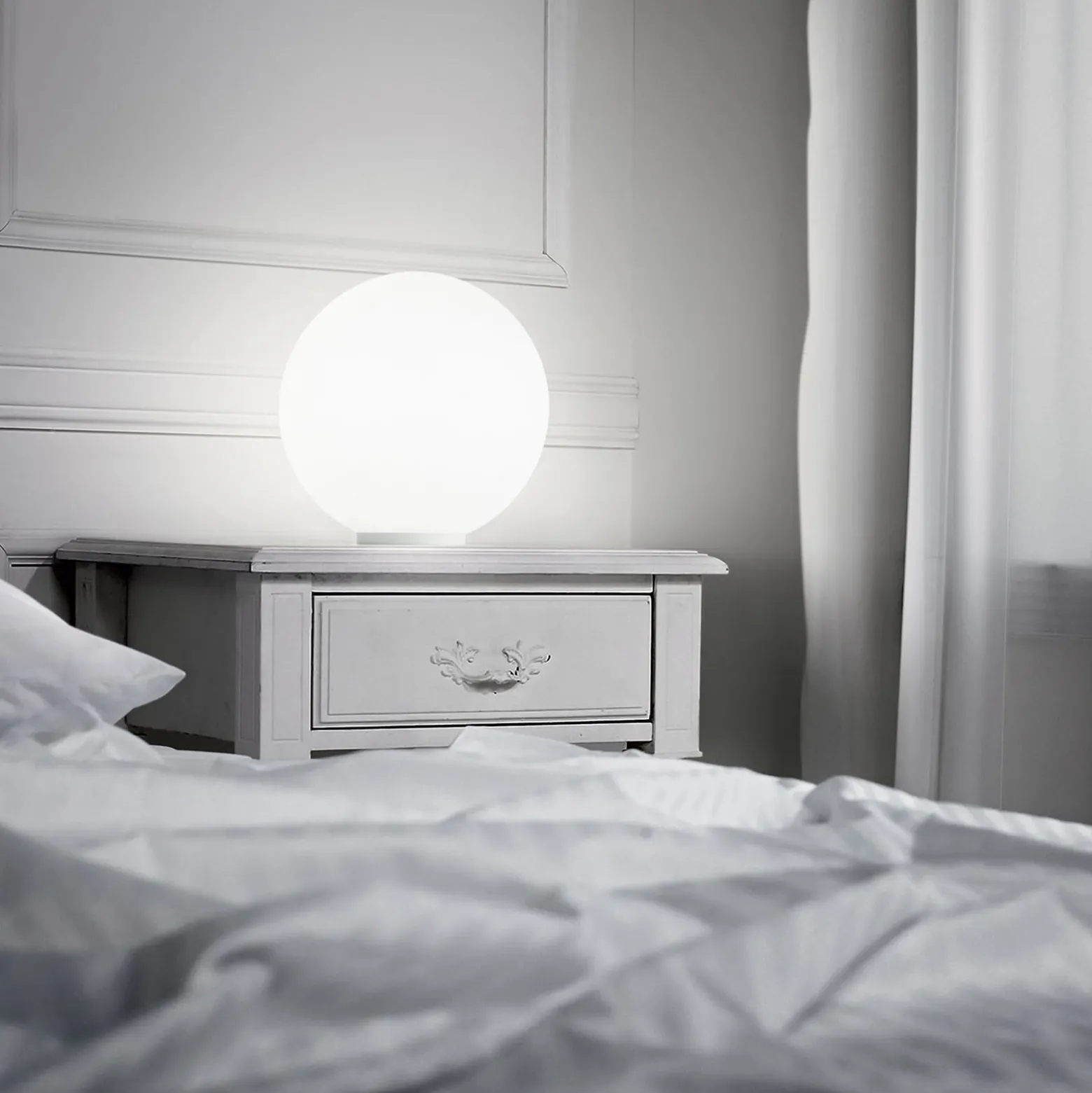 Ideal Lux Tischleuchte Mapa, Ø 30 cm, Opalglas, Kugel, E27