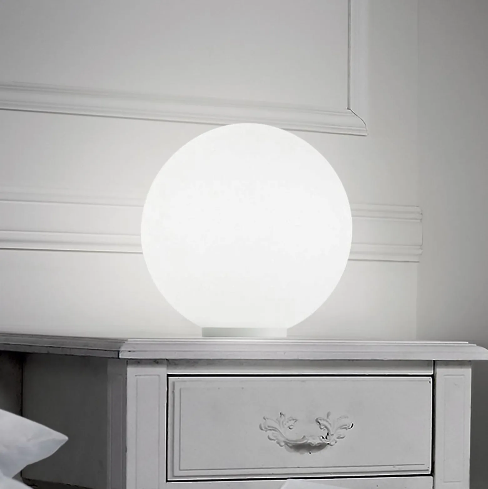 Ideal Lux Tischleuchte Mapa, Ø 30 cm, Opalglas, Kugel, E27