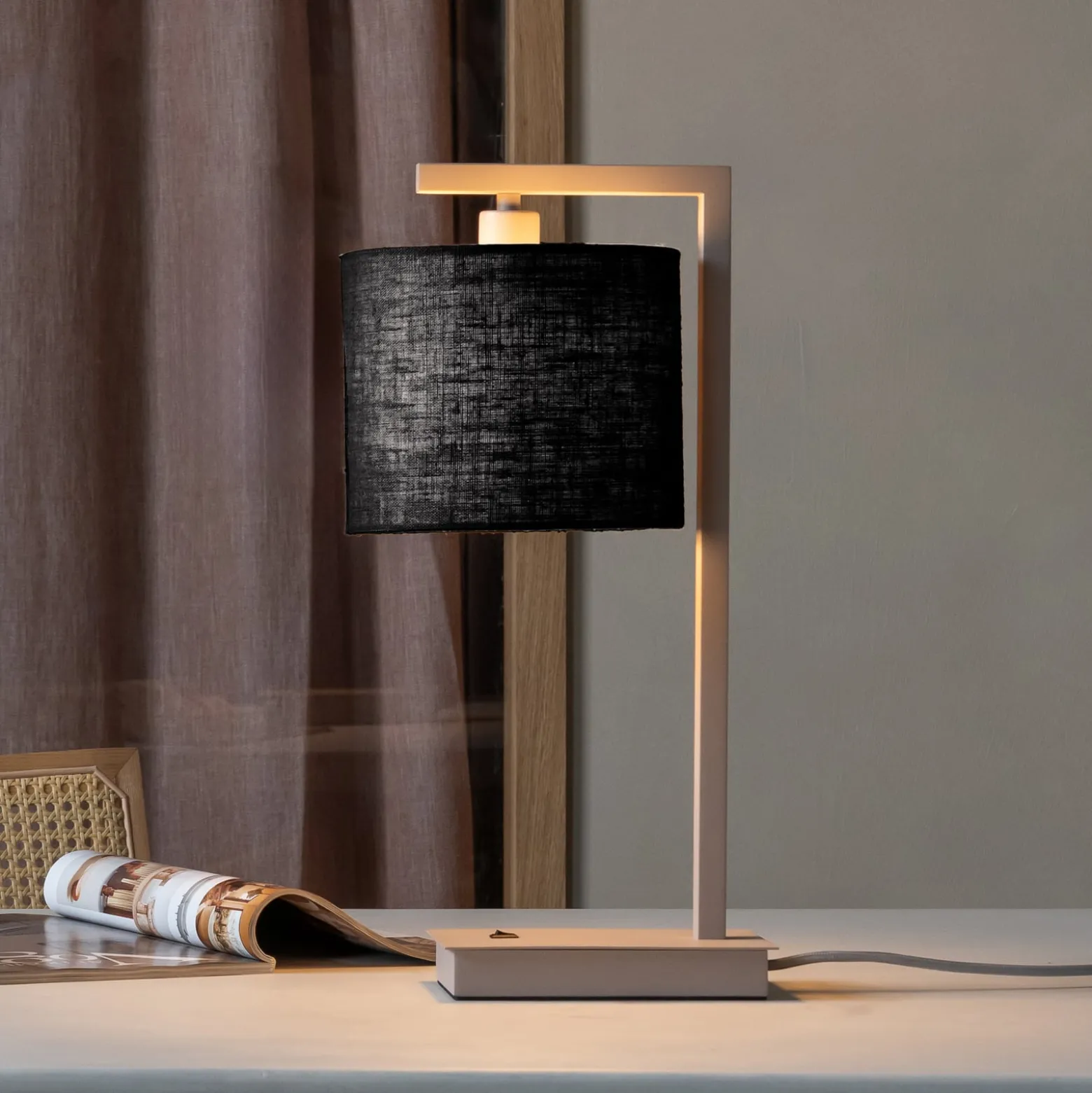 IT'S ABOUT ROMI Tischlampe Boston, schwarz/sandfarben