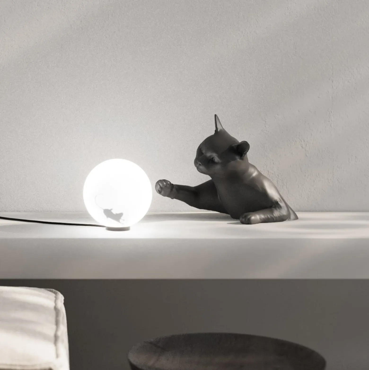 Karman Tischleuchte Maoo, Keramik schwarz, Glas, Katzenfigur