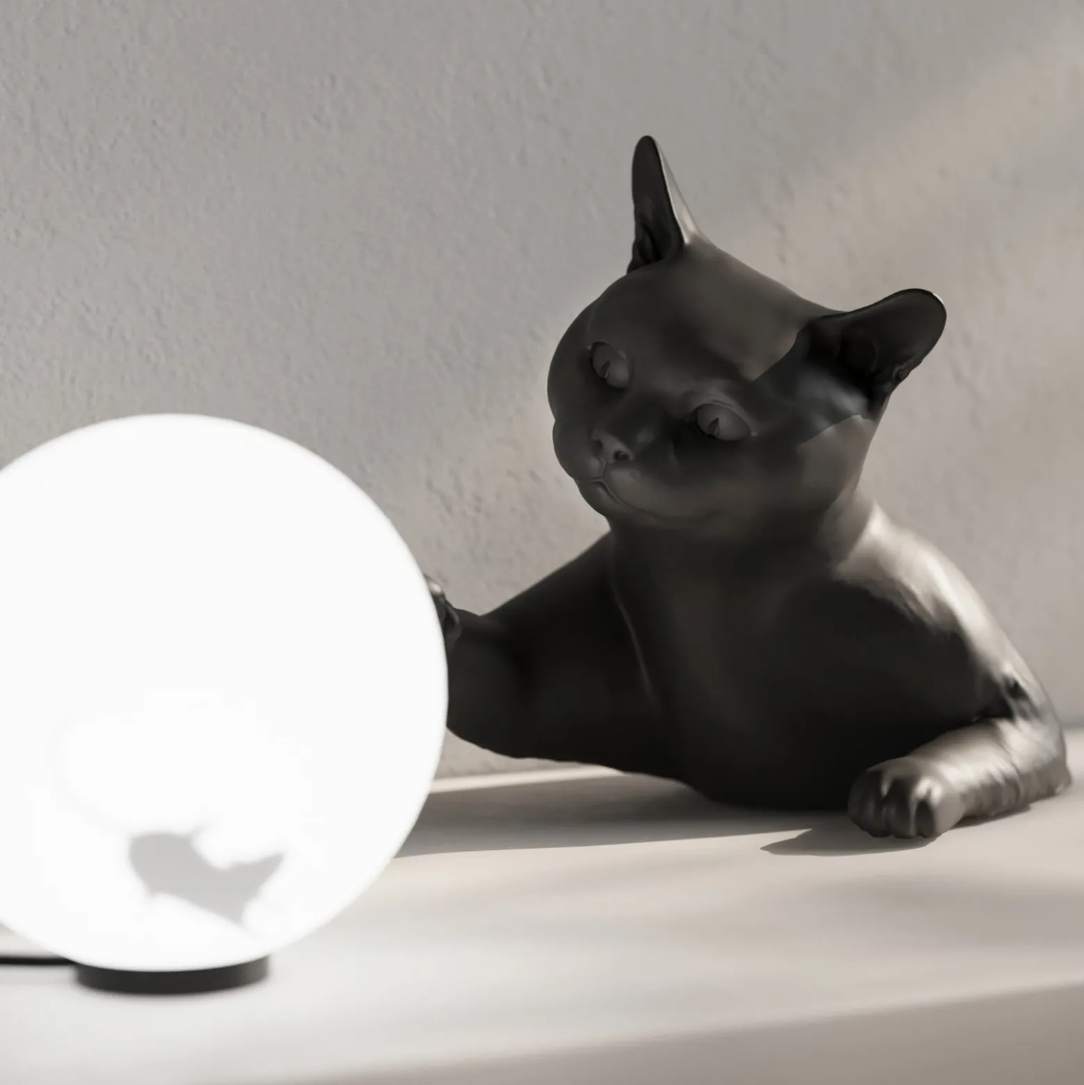 Karman Tischleuchte Maoo, Keramik schwarz, Glas, Katzenfigur
