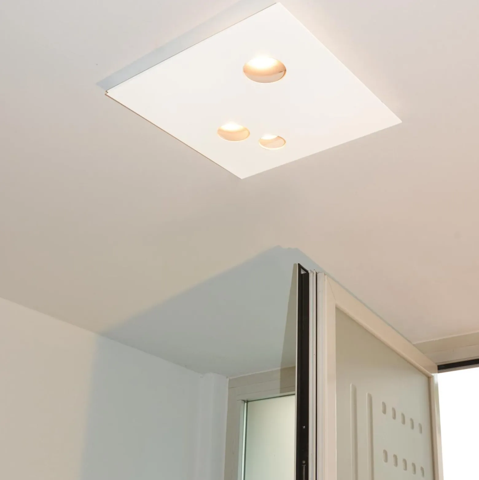 Knikerboker Des.agn LED-Deckenlampe, runde Löcher