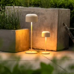 LED-Akku-Tischlampe Lille, Höhe 36 cm, sandfarben, IP54, USB