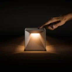 LED-Akku-Tischleuchte Nutalis, schneeweiß, IP54, dimmbar