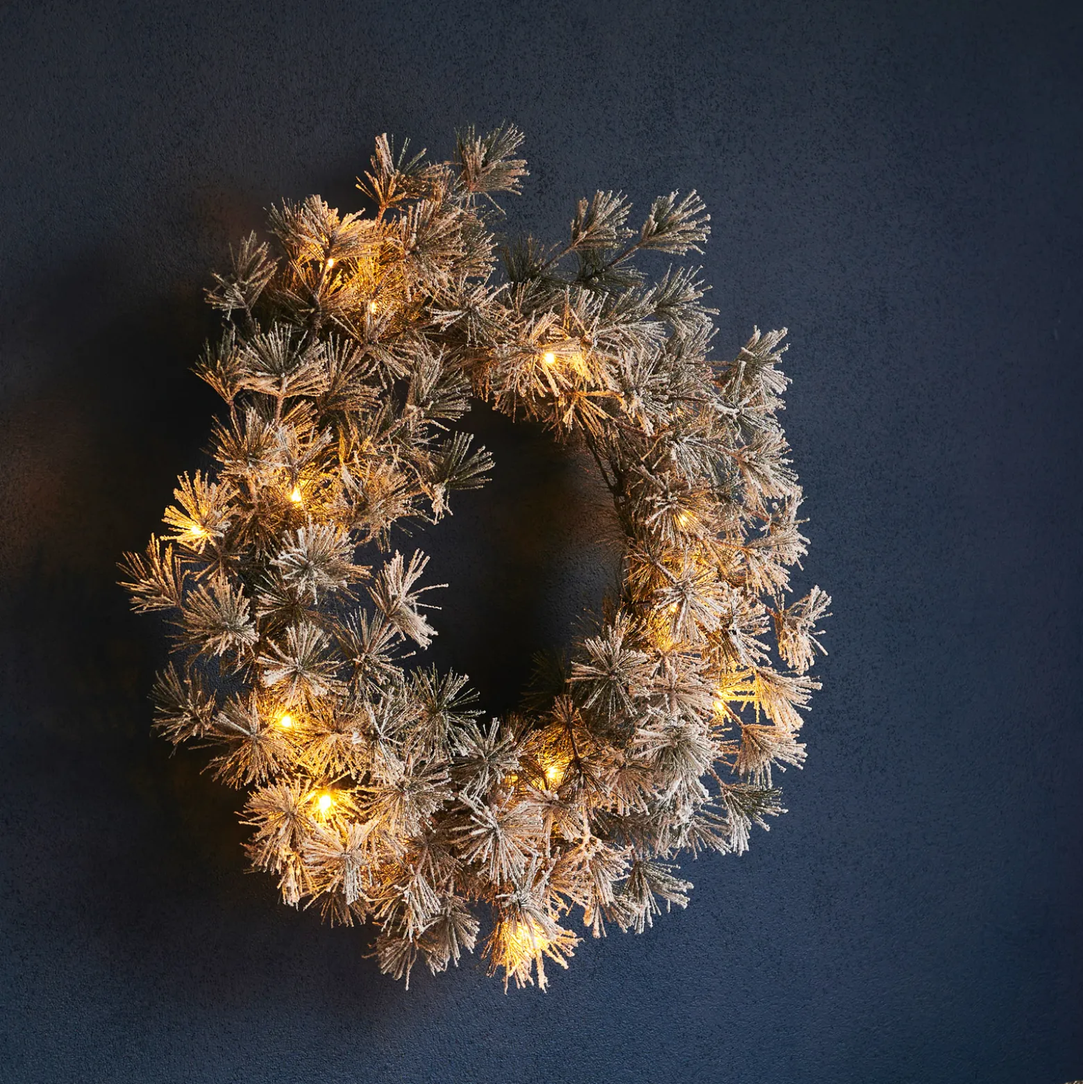 LED-Kranz Alfi, grün/verschneit, Ø 45 cm
