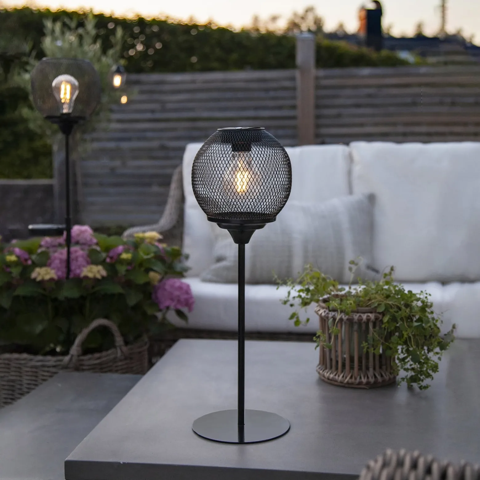 LED-Solartischlampe Sunlight mit Netzgeflecht