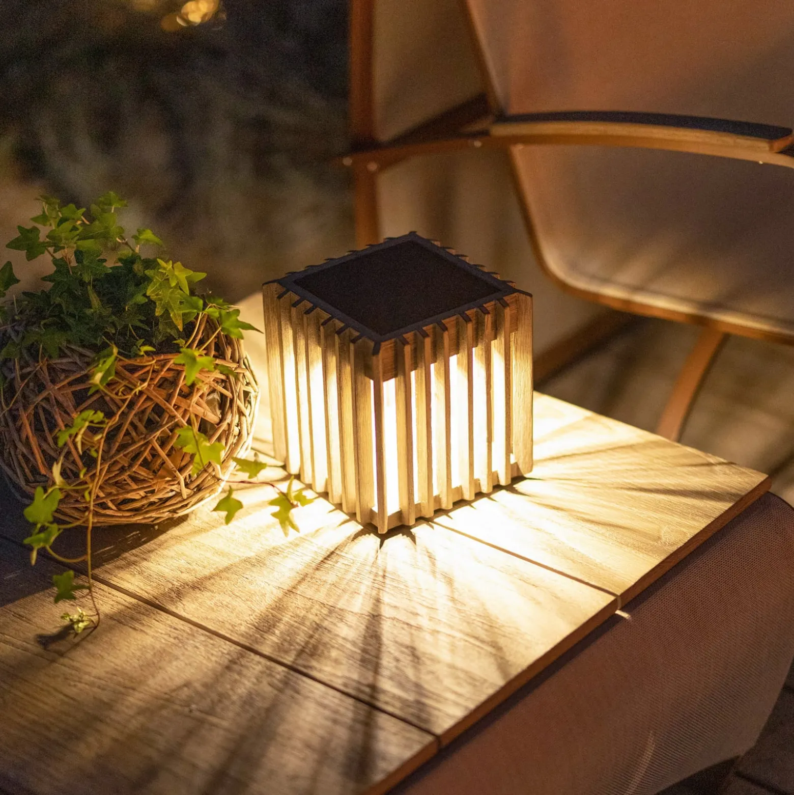 LED-Solartischleuchte Verti, teak-grau, 3.000 K, 300 lm
