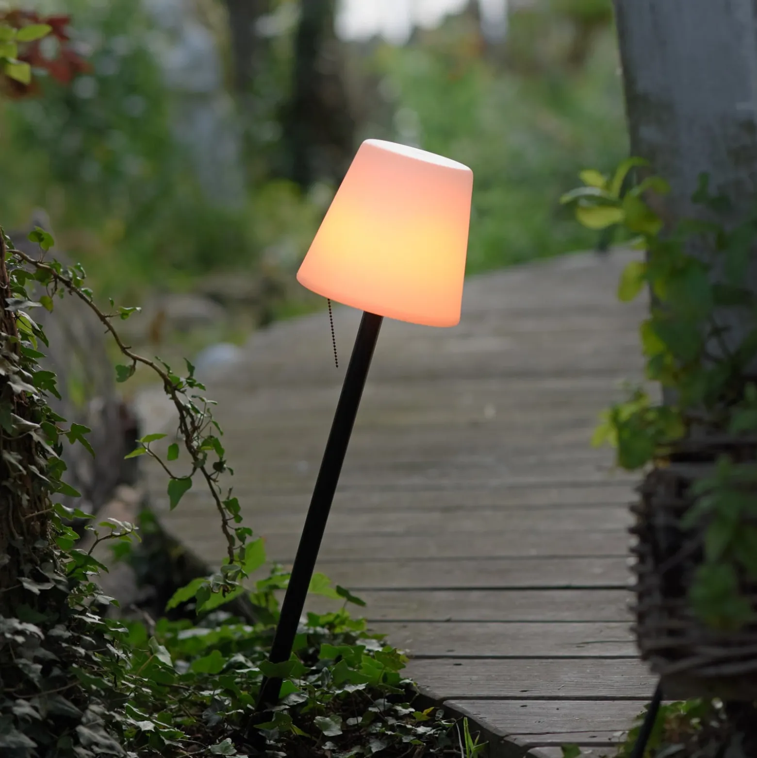 LED-Tischlampe Keno, Erdspieß, Zugschalter, Akku