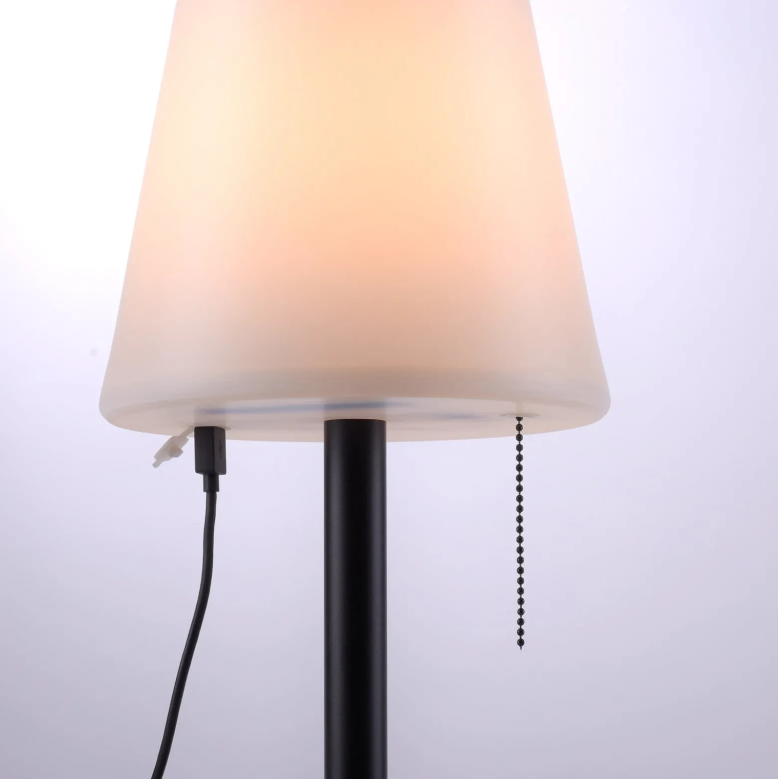 LED-Tischlampe Keno, Erdspieß, Zugschalter, Akku