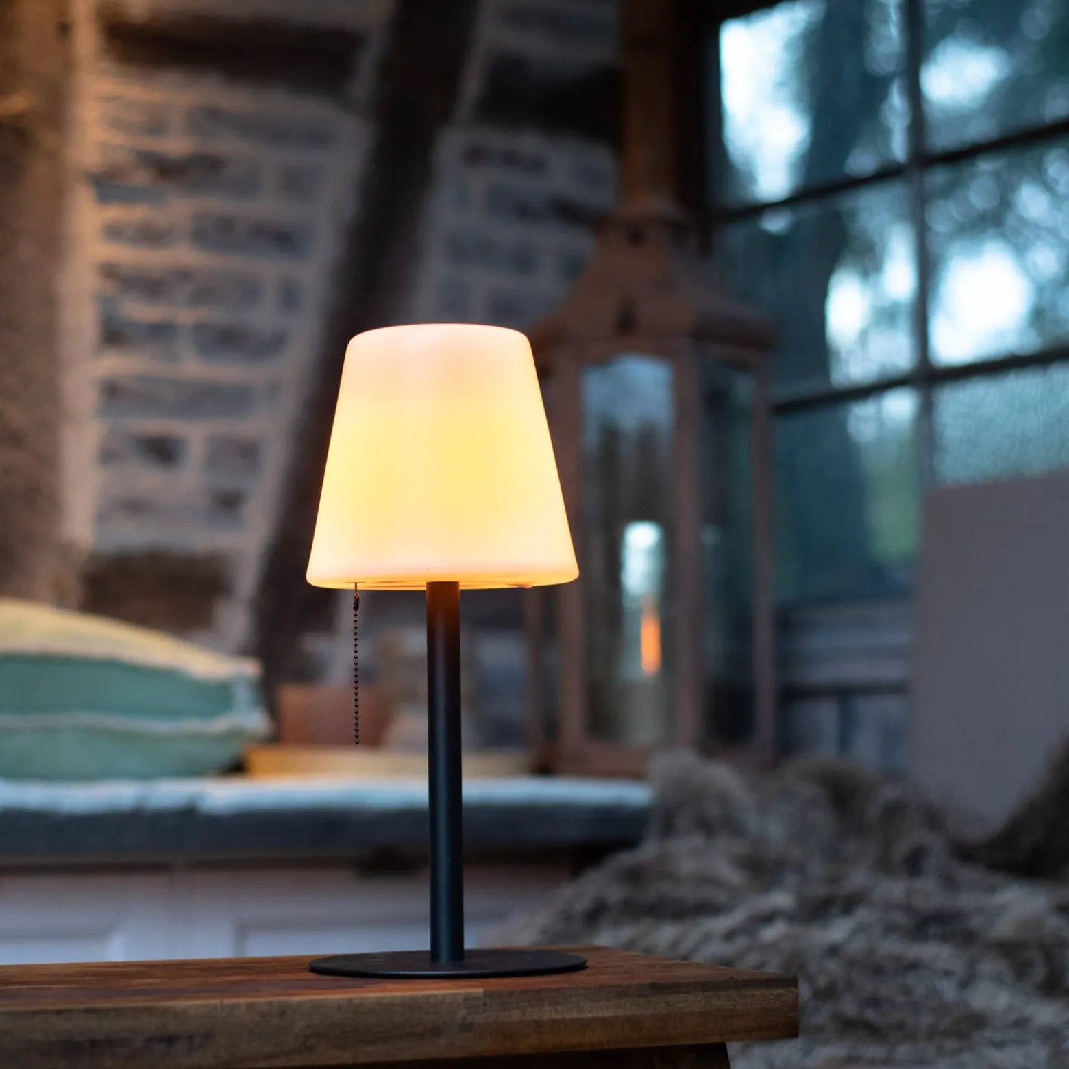 LED-Tischlampe Keno, Erdspieß, Zugschalter, Akku
