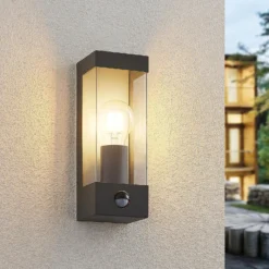 Lindby Außenwandlampe Tilian, Sensor, Höhe 25 cm, anthrazit