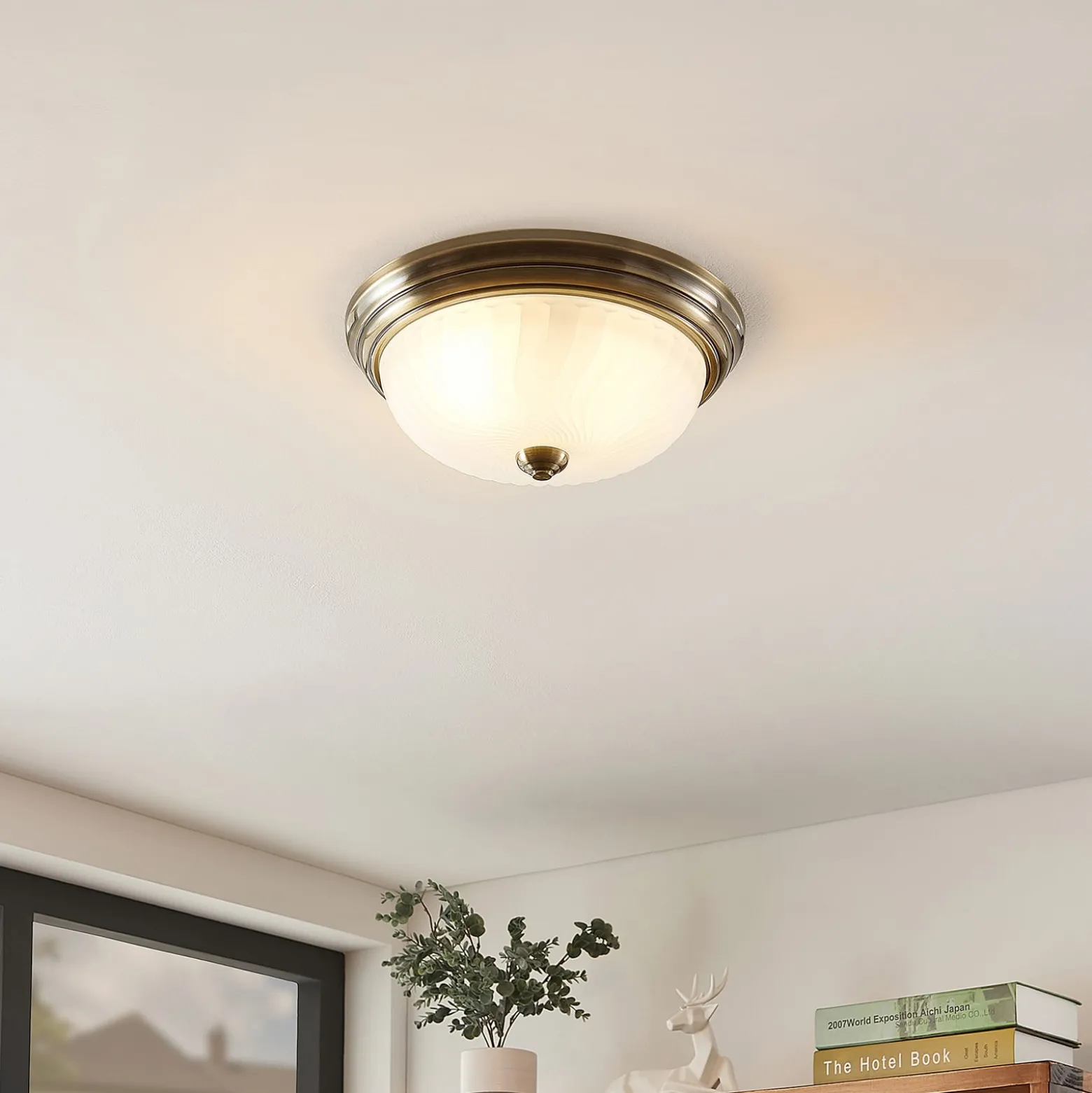 Lindby Deckenleuchte Pakka, messingfarben, Glas, 31 cm, E27