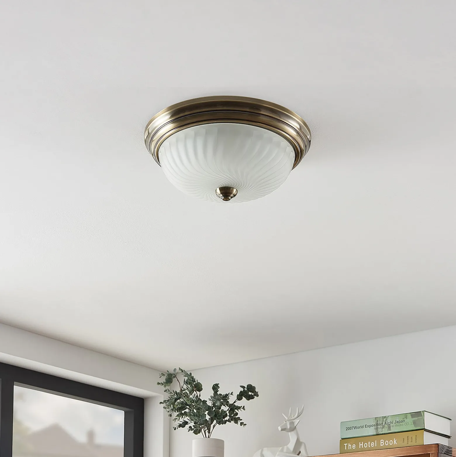 Lindby Deckenleuchte Pakka, messingfarben, Glas, 31 cm, E27
