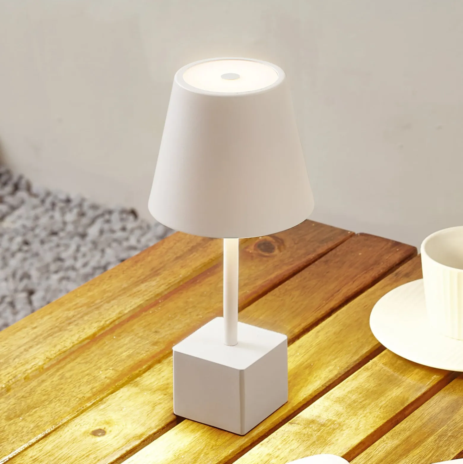 Lindby LED-Akkutischleuchte Janea CUBE, weiß, Metall