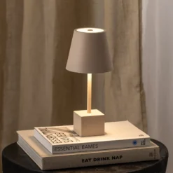Lindby LED-Akkutischleuchte Janea CUBE, beige, Metall