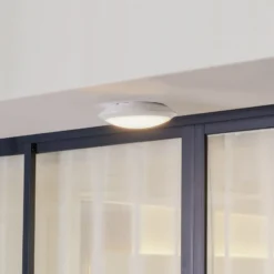 Lindby LED-Außendeckenlampe Naira, weiß, Sensor, 30 cm, IP65