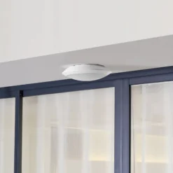 Lindby LED-Außendeckenlampe Naira, weiß, Sensor, 30 cm, IP65