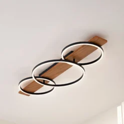 Lindby LED-Deckenlampe Galad, schwarz, Holz, 3-flg., 98 cm