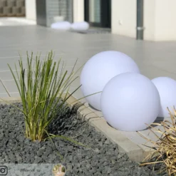Lindby LED-Solarlampen Lago, 3er-Set, Kugeln, Erdspieß, weiß