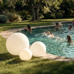 Lindby LED-Solarlampen Lago, 3er-Set, Kugeln, Erdspieß, weiß