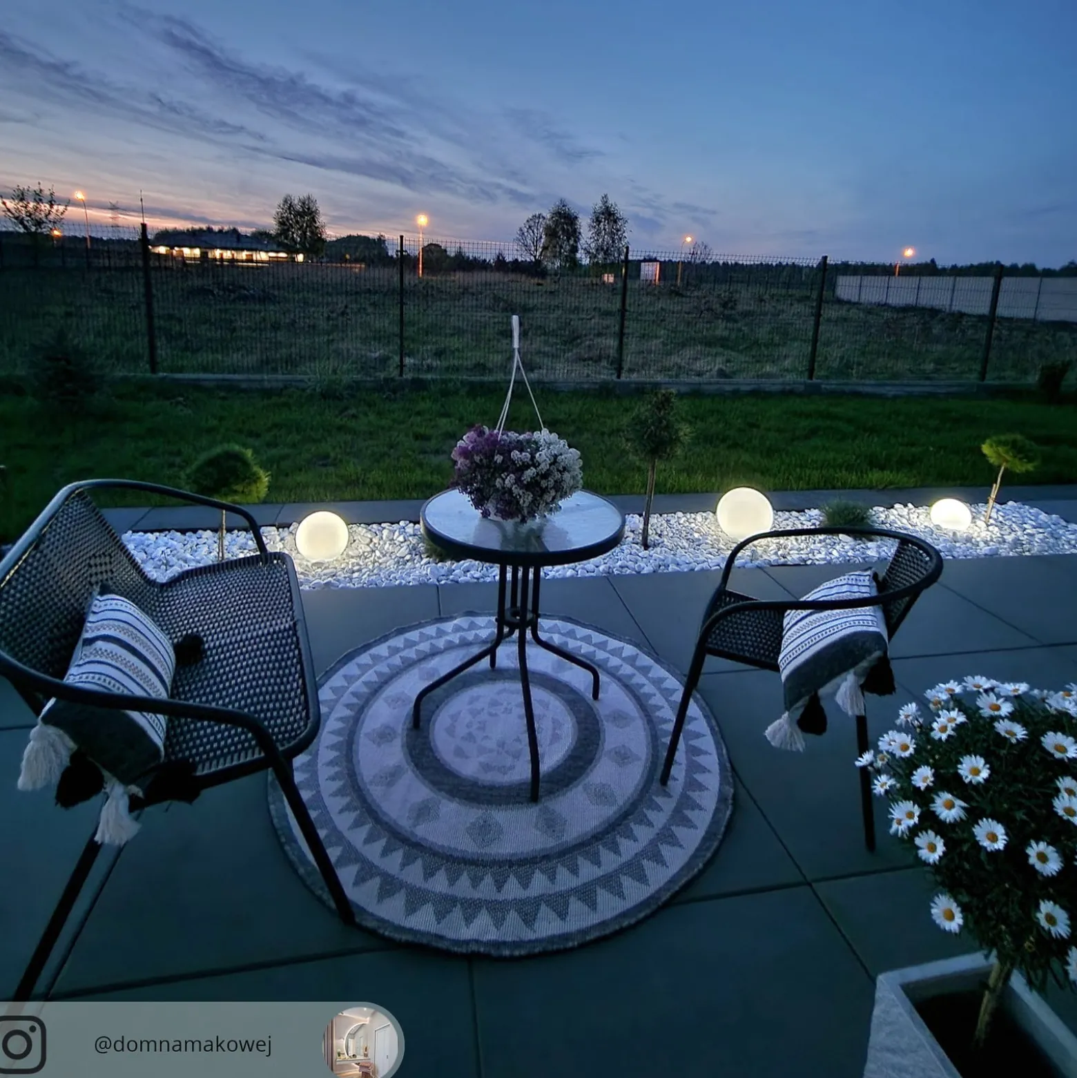 Lindby LED-Solarlampen Lago, 3er-Set, Kugeln, Erdspieß, weiß