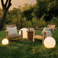 Lindby LED-Solarlampen Lago, 3er-Set, Kugeln, Erdspieß, weiß