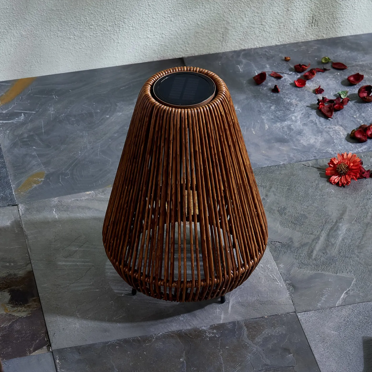 Lindby LED-Solarleuchte Amaria, Rattan, dunkel, Ø 27 cm