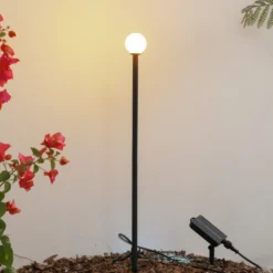 Lindby LED-Solarleuchte Freydis, schwarz, Aluminium, 2.000 K