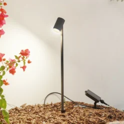 Lindby LED-Solarleuchte Myric, schwarz, Aluminium, 3.000 K