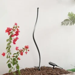 Lindby LED-Solarleuchte Sabriel, kurvig, schwarz, Alu, 3000K