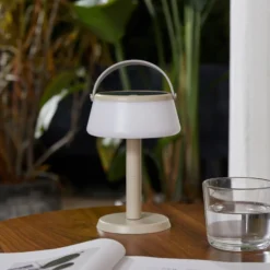 Lindby LED-Solar-Tischleuchte Mikkel, beige, dimmbar, 7 cm