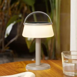 Lindby LED-Solar-Tischleuchte Mikkel, beige, dimmbar, 7 cm