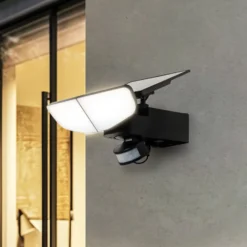 Lindby LED-Solarwandleuchte Naelin, schwarz, Sensor, IP44