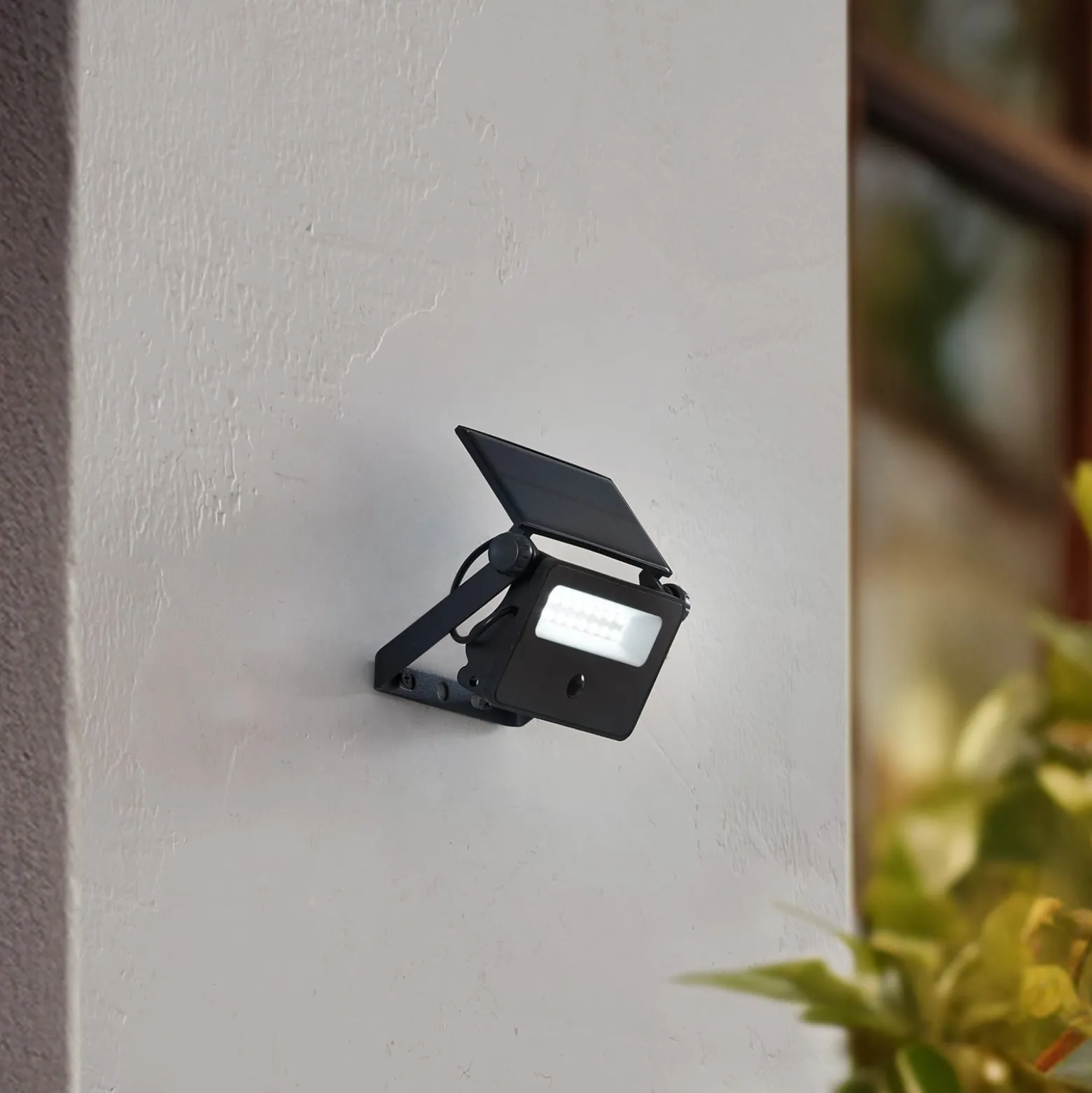 Lindby LED-Solar-Wandleuchte Rikard, schwarz, Edelstahl