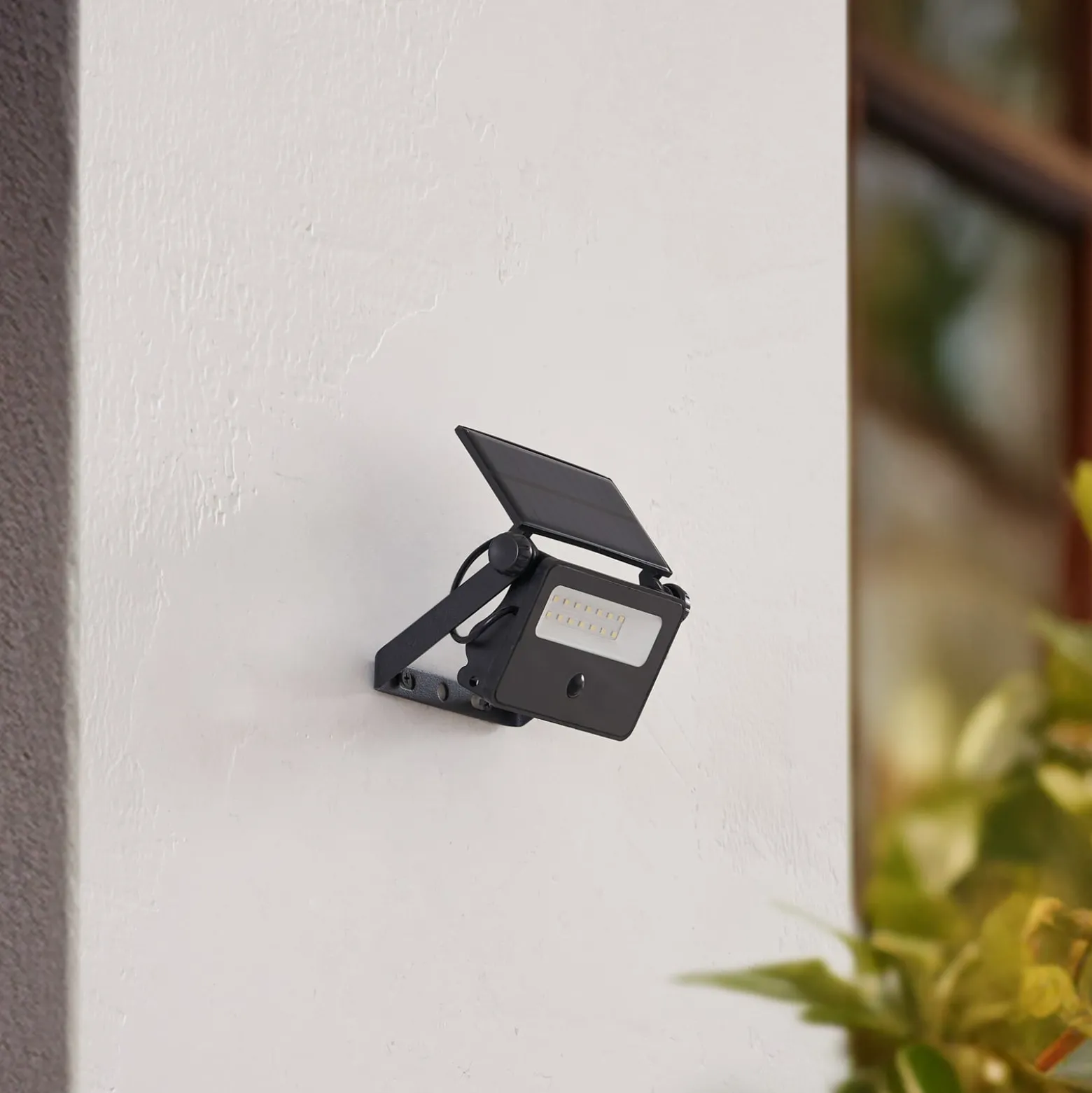 Lindby LED-Solar-Wandleuchte Rikard, schwarz, Edelstahl