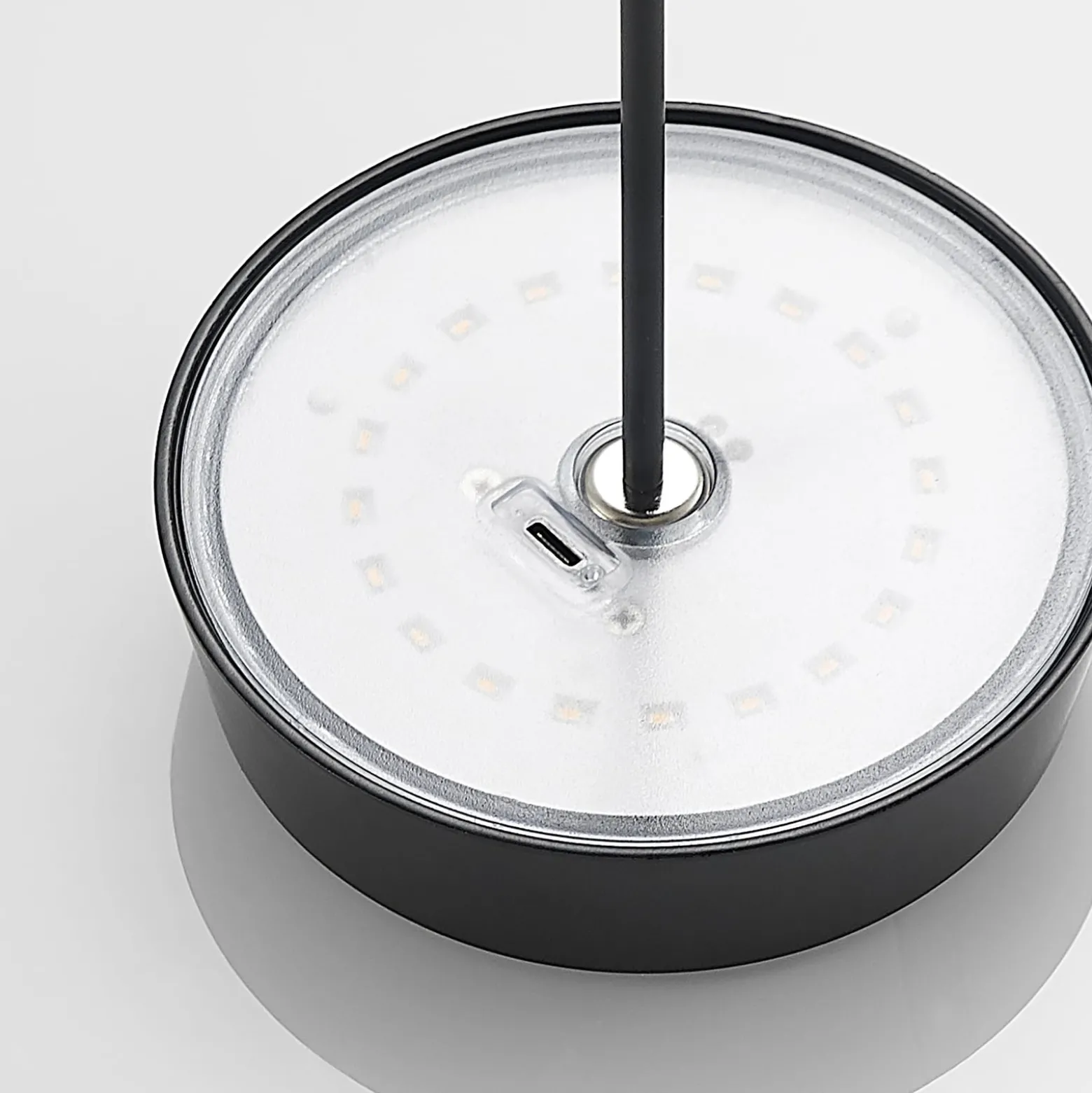 Lucande LED-Akkutischleuchte Tibia, schwarz, Alu, USB, IP54