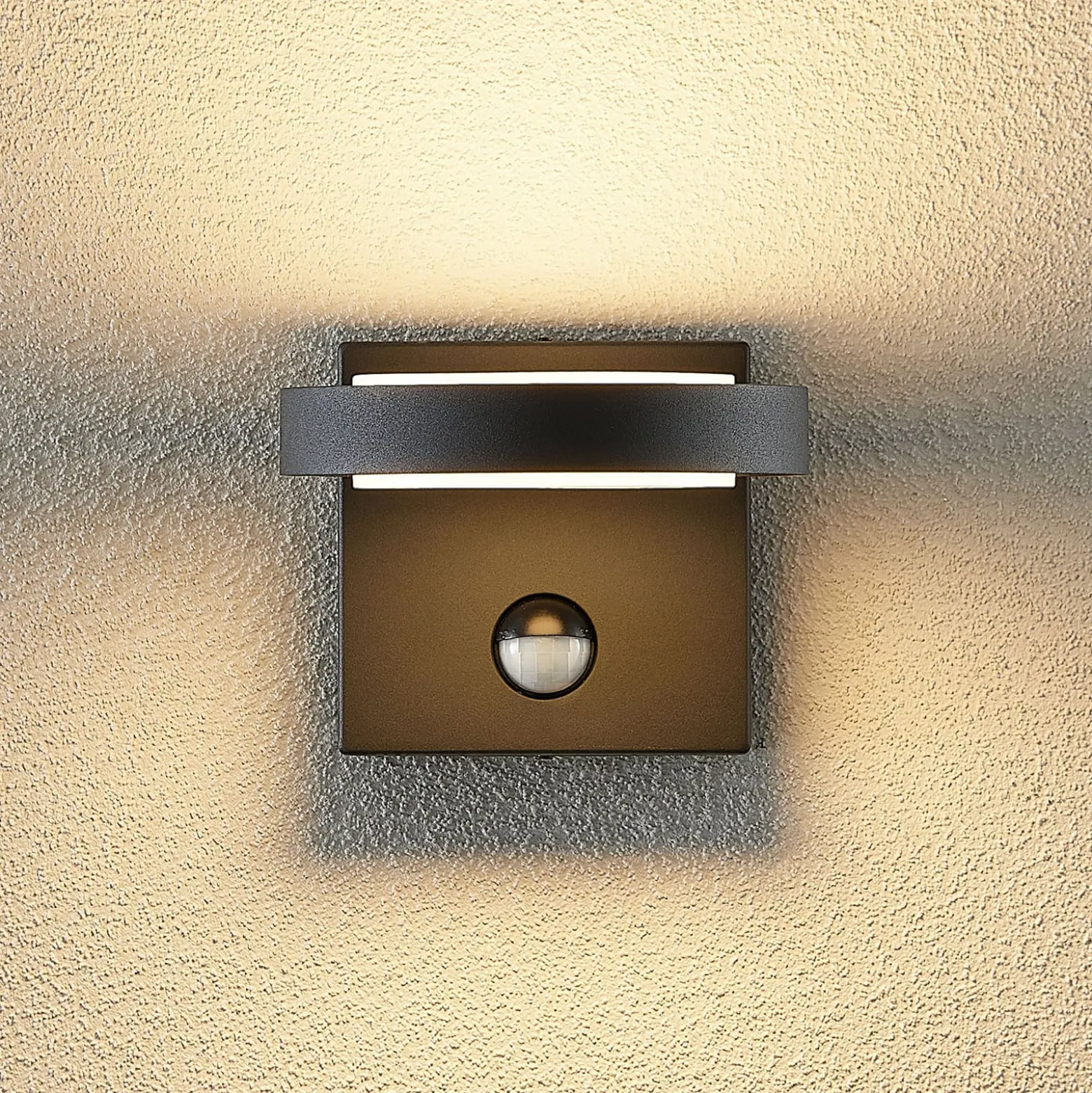 Lucande LED-Außenwandlampe Belna, Metall, Sensor, IP54