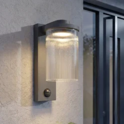 Lucande LED-Außenwandlampe Beelia Sensor anthrazit geriffelt