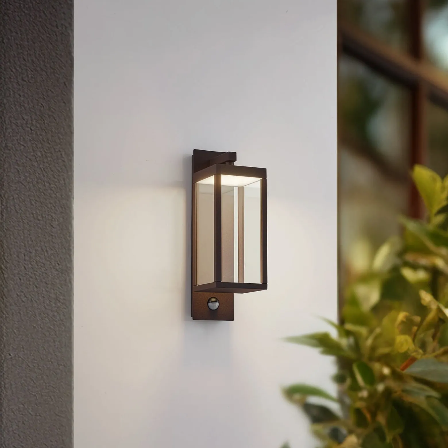 Lucande LED-Außenwandlampe Ferdinand, rost, Sensor, IP54