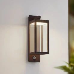 Lucande LED-Außenwandlampe Ferdinand, rost, Sensor, IP54