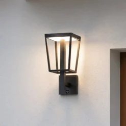 Lucande LED-Außenwandleuchte Lynx, 35,5 cm, schwarz, Sensor