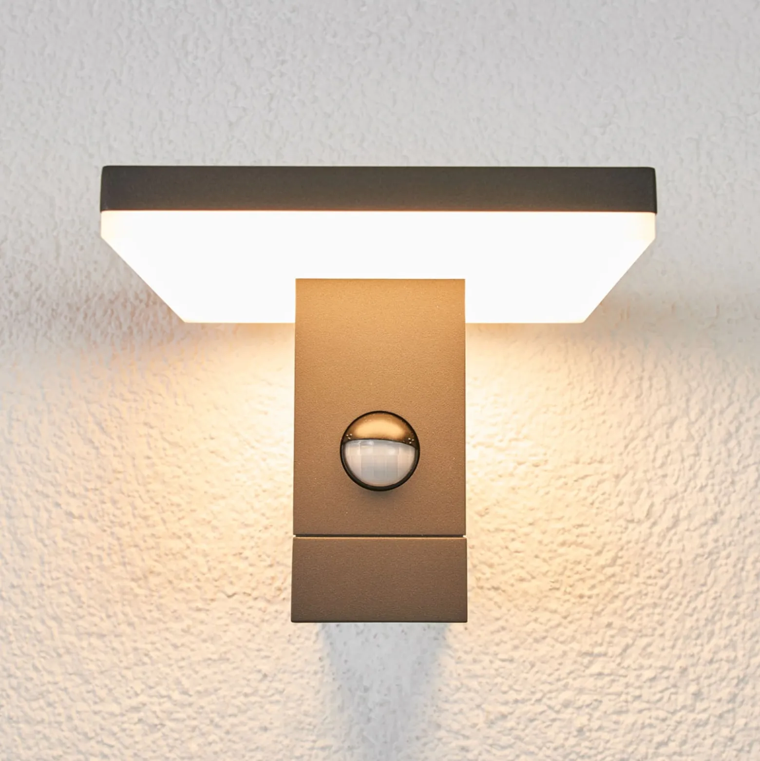 Lucande LED-Außenwandleuchte Olesia, Sensor, 15 cm, IP54