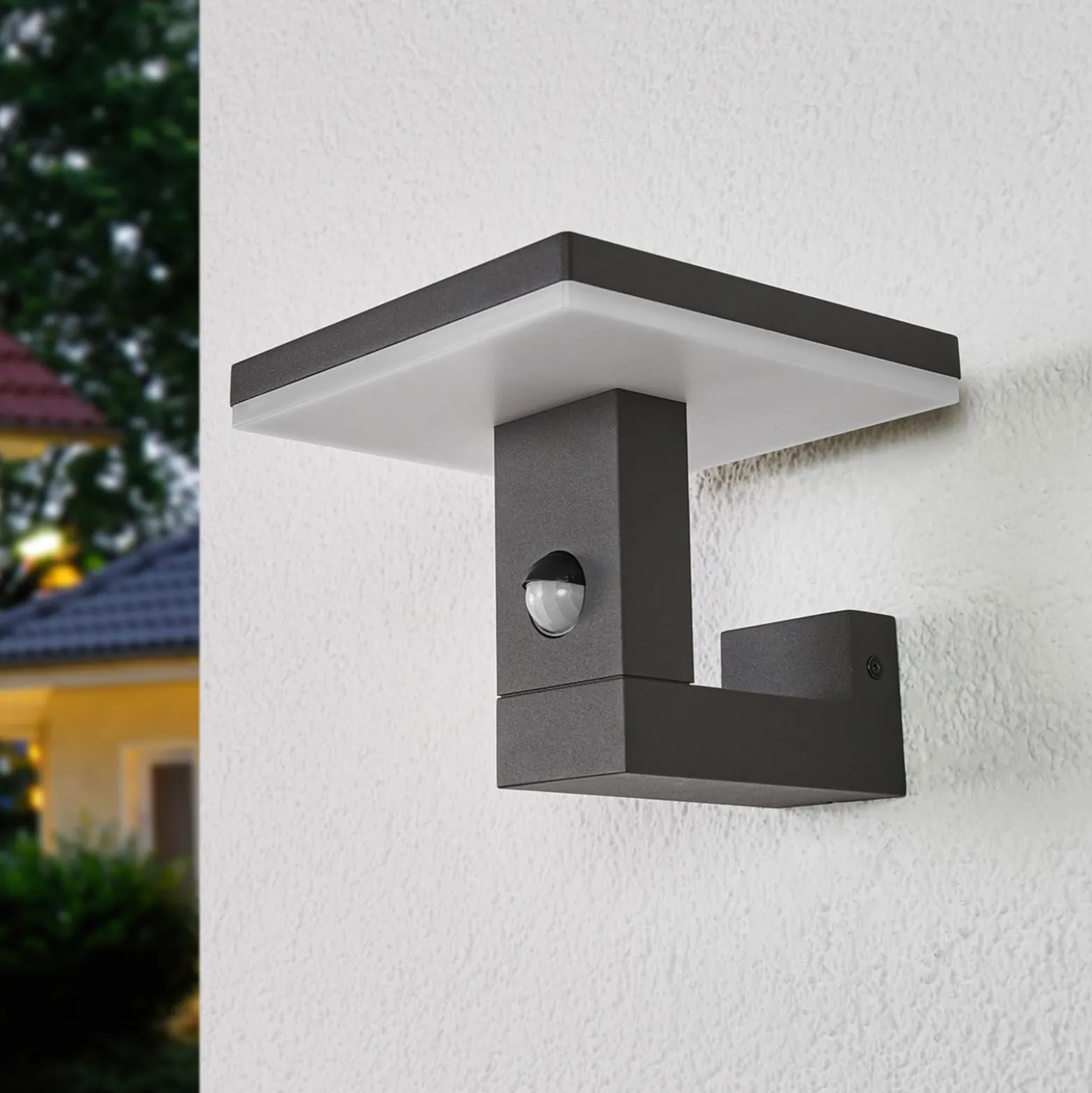 Lucande LED-Außenwandleuchte Olesia, Sensor, 15 cm, IP54