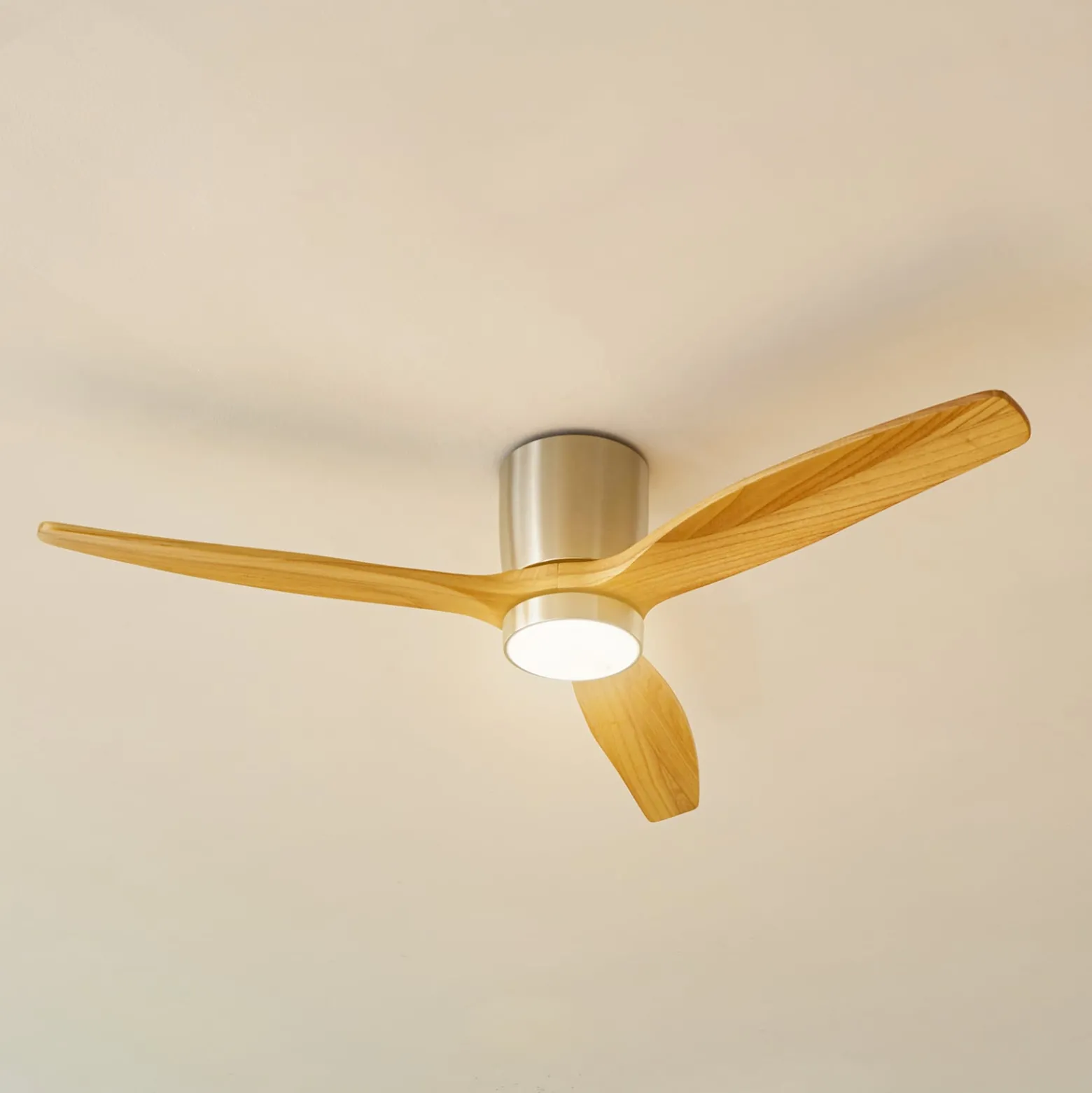 Lucande LED-Deckenventilator Faipari, nickel, DC,leise,132cm